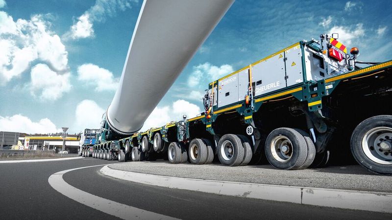 Die Kombination aus Zugmaschine und Scheuerle Transportequipment, bestehend aus 16 Achslinien vollmodularer Plattformwagen und einem Blade Lifter, erreicht im gezogenen Betrieb Gesamtlängen von über 100 Metern. (Bild: TII-Group)