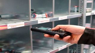 Die Cosys-Cloud-Inventursoftware erfasst Bestände über Barcodescans von MDE-Geräten. (Cosys)