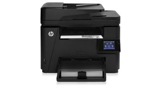 Auch das Multifunktionsgerät Laserjet Pro MFP M225dw kann über Netzwerkkabel und drahtlos kommunizieren. Über einen farbigen Touchscreen lassen sich Daten bereits am Drucker weiterverarbeiten. So können Scans auch auf Cloud-Speichern oder USB-Sticks speichern, ohne dass dafür Eingaben am PC nötig sind. (Bild: HP)