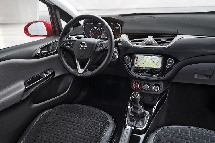 Das Cockpit schaut modern und übersichtlich aus. Viel Lob, kaum Tadel. (Foto: Opel)