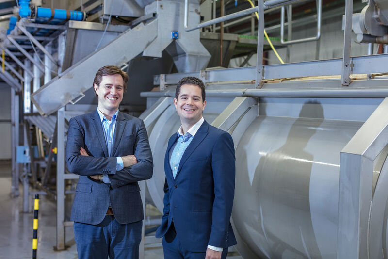 Kees Aarts, CEO von Protix, und Andreas Aepli, CEO von Bühler Insect Technology Solutions, bei einer Stippvisite in den Produktionsräumen. (Bühler)