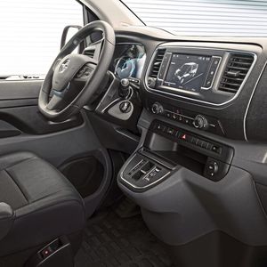 Im Innenraum unterscheiden sich die E-Trapo-Modelle von Opel, Peugeot und Citroën nur geringfügig.(Bild:  PSA)