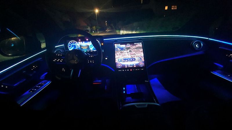 Richtig zum Strahlen kommt der Innenraum nachts. Dann wirkt das EQE SUV wie ein Luxus-Raumschiff. Die Beleuchtung ... (Bild: Mauritz – VCG)