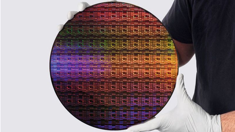 IBM hat den nach eigenen Angaben ersten Testchip vorgestellt, der in einer (äquivalenten) Strukturgröße von 7 Angström gefertigt wurde. Das Unternehmen beschreitet mit dem Nanostack genannten 3D-Fertigungsansatz andere Wege als etwa Intel oder TSMC.(Bild:  IBM)