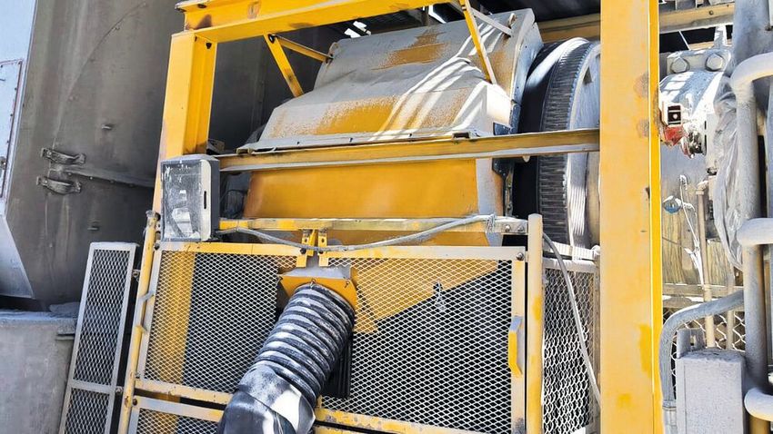 Staubdichte Einhausung mit Trichter zur Abführung des gereinigten Materials. (Bild: Rema Tip Top)