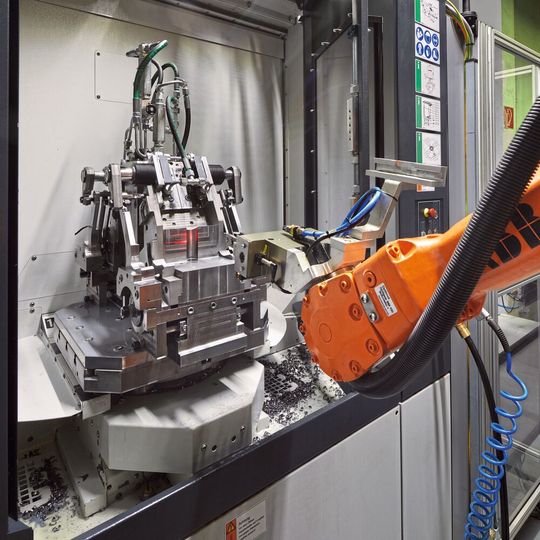 Flexible Gestaltung. Die Vorrichtungen der Heckert H55 halten unterschiedliche Varianten, auf denen sich vier unterschiedliche Werkstücke spannen lassen. Flexible Gestaltung. Die Vorrichtungen der Heckert H55 halten unterschiedliche Varianten, auf denen sich vier unterschiedliche Werkstücke spannen lassen.
