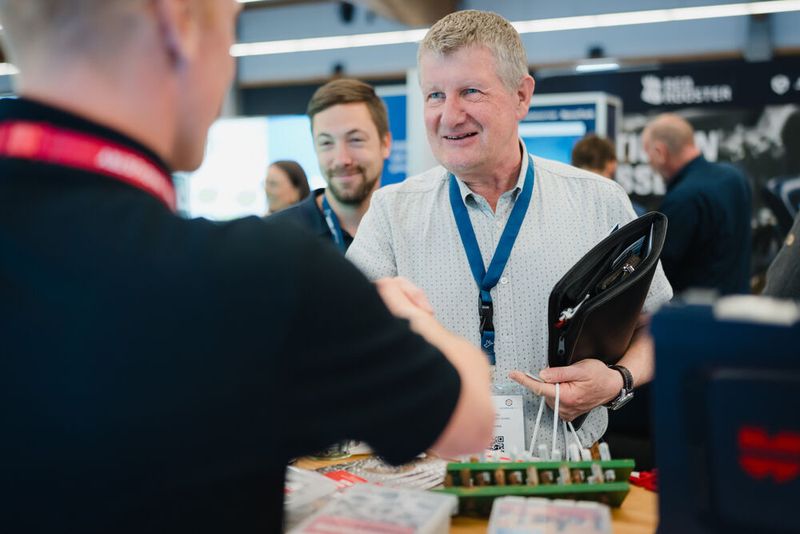 Ausgiebige Fachgespräche waren das Highlight für die 82 Aussteller der Schraubtec in LAndshut. (Tino Boecher)