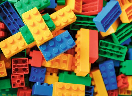 ABS wird als technischer Kunststoff unter anderem in der Automobilindustrie und Elektroindustrie oder zur Herstellung von Spielzeug eingesetzt. (Bild:  2012 hxdbzxy/Shutterstock)