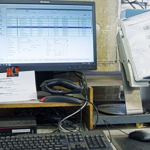 Transparent: An Terminals in der Werkhalle informieren sich die Fachkräfte jederzeit über anstehende Fertigungsaufträge und melden deren Ausführung zurück an das ERP-System. (Bild:  SMM / Konrad Mücke)