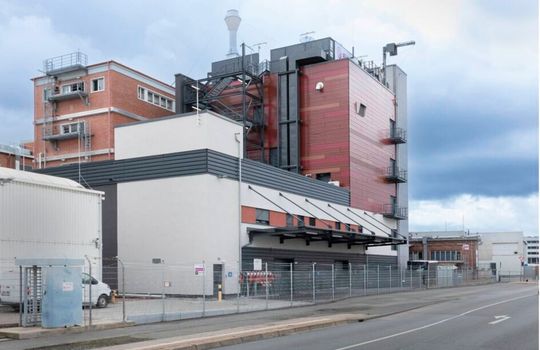 Evonik hat in Darmstadt eine neue Sprühtrocknungsanlage für orale pharmazeutische Hilfsstoffe in Betrieb genommen.(Bild:  Evonik)