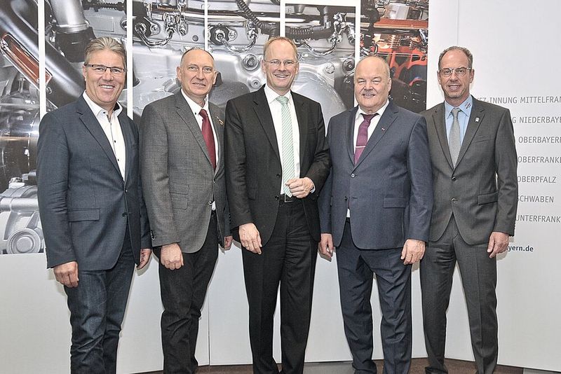 Führungskräfte des bayerischen Kfz-Gewerbes: (v. li.) Rudolf Angerer, stellvertretender Landesinnungsmeister, Günter Friedl, Vizepräsident, Thomas Koch, Leiter des Instituts für Kolbenmaschinen am Karlsruher Institut für Technologie, Albert Vetterl, Präsident und Landesinnungsmeister, Andreas Tröger, Obermeister der Innung Oberfranken. (Bild:Zietz)