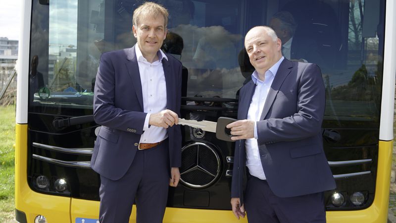Heinz Friedrich, Leiter Vertrieb & Service Deutschland bei Daimler Buses (l.), übergibt den symbolischen Fahrzeugschlüssel an Thomas Moser, Technischer Vorstand und Sprecher der SSB.(Bild:  Daimler Truck)