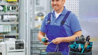 Bild 1: Immer das richtige Werkzeug: Je nach Applikationen kann der Leiter manuell oder teilautomatisiert verarbeitet werden. (Bild: Phoenix Contact)