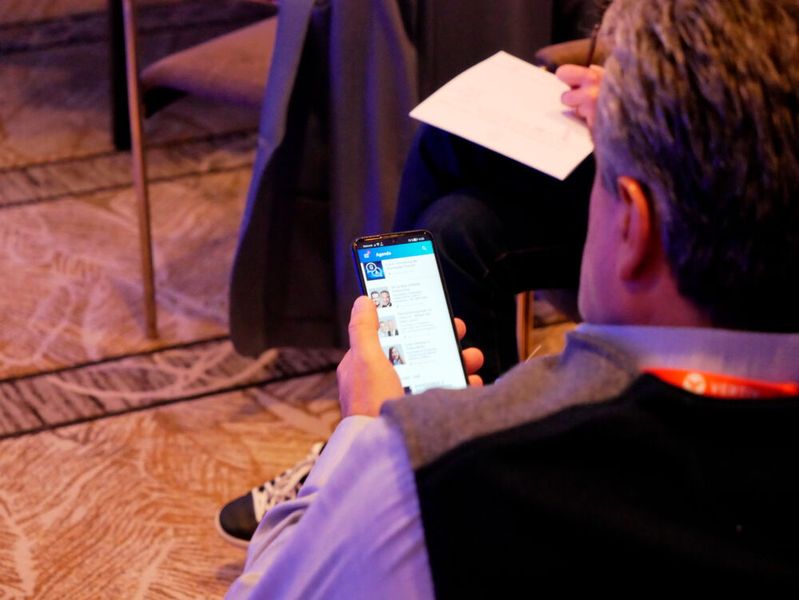 Mit der Event-App konnte sich jeder der Teilnehmenden seine individuelle Agenda zusammenstellen und Meetings vereinbaren. (Bild: Vogel IT-Medien GmbH)
