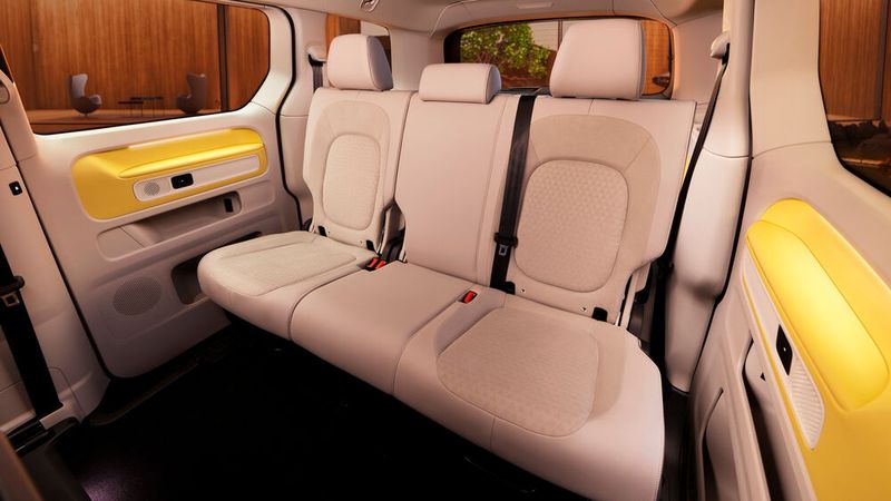 Hinten geht es geräumig und komfortabel zu, an den Seiten sind zudem USB-C-Schnittstellen vorhanden. (Bild: Volkswagen)