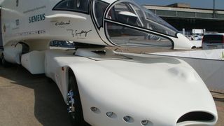 Der futuristisch anmutende „Innotruck“ ist ein von Colani entworfener Hybrid-Lastwagen. (Bild: TUM)