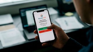 Eine Bestätigung per Smartphone ersetzt vielerorts das Passwort als zweiten Faktor. Ohne kryptografische Origin-Prüfung bleibt sie dennoch anfällig für Phishing. (Bild: Gemini / KI-generiert)