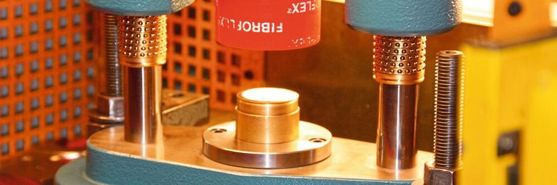 Zifferblättern für hochwertige Uhren gibt der Stempel Fibroflex sorgfältig die richtige Wölbung.(Bild:  Fibro)