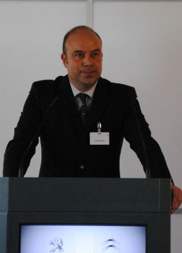 Christof Blank, Direktor Zentralbereiche bei PSA Peugeot Citroën in Deutschland, konnte zur offiziellen Eröffnung des neuen Gebäudes zahlreiche Prominente aus Politik und Wirtschaft begrüßen. (Foto: Baeuchle)