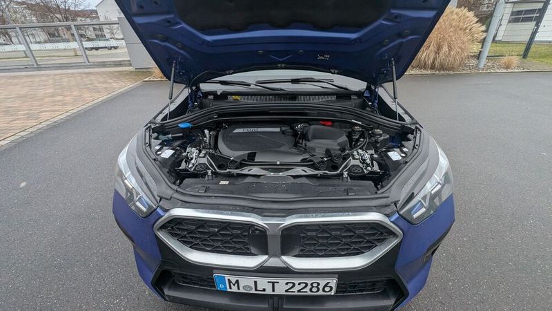 3. Der Antrieb und das Fahrgefühl: Der 120 kW/163 PS starke Dieselantrieb im Testwagen  passt gut zum Fahrzeug. Die angegebene Beschleunigung von 8,5 Sekunden von 0 auf 100 km/h ist zwar für ein auf Sportlichkeit getrimmtes Modell nicht herausragend, aber beim Beschleunigen und bei Überholmanövern zeigte sich der Motor durchaus kraftvoll und zudem sehr laufruhig. Besonders das äußerst reaktionsschnelle Doppelkupplungsgetriebe konnte gefallen. Alle Testfahrerinnen und -fahrer lobten das sichere Fahrgefühl und die angenehme Lenkung. Vor allem bei eingeschaltetem Pilot-Assist gestalten sich Langstrecken sehr entspannt.  (Bild: Mauritz – VCG)