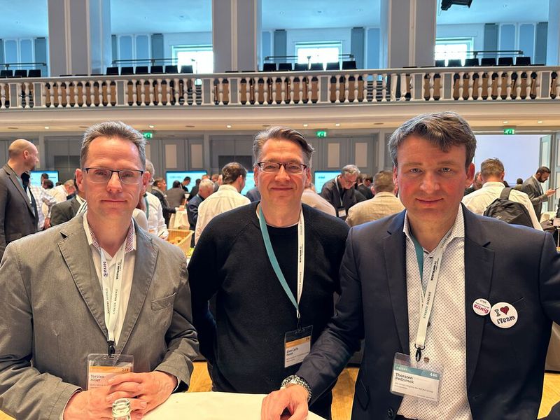 (v. l.) Thorsten Hiller und Gian Carlo Fanin (MoCo Service) mit Speaker Thorsten Podzimek (SAC), der bei Managed-Service auf Nummer sicher geht bei IT-Notfällen und somit wiederkehrende monatliche Einnahmen generieren kann. (Bild: Vogel IT-Medien)