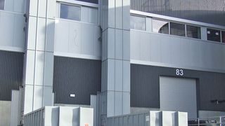 Die Besonderheit der Anlage von K+N: die speziell konzipierten 15 m hohen, außen liegenden Schächte. (Bild: H&G Entsorgungssysteme)