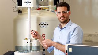 Juniorprofessor Dr. Fabian Jirasek forscht in Kaiserslautern zu maschinellem Lernen (ML) in der Verfahrenstechnik. Dabei sollen neue hybride Modelle für die Vorhersage der Eigenschaften von Stoffgemischen entwickelt werden. Physik und künstliche Intelligenz geben sich dabei die Hand. (Bild: TUK / Koziel)