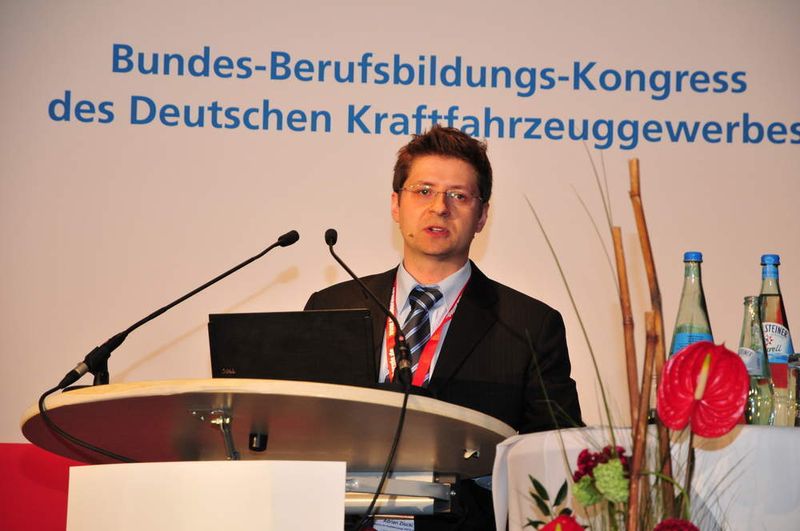 Adrian Zlocki vom Institut für Kraftfahrzeuge der Uni Aachen referierte dann wieder vor dem Plenum. (Archiv: Vogel Business Media)