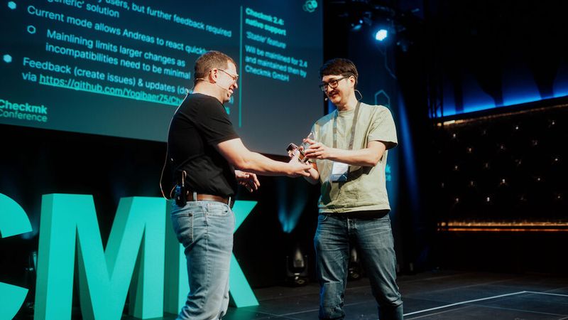 Ausgezeichnet für seine Entwicklung von Checkmk-Erweiterungen: Andreas Döhler von Bechtle Chemnitz (l.) erhält den Preis “Top Code Contributor” von Martin Hirschvogel, CPO bei CheckMK. (Bild: CheckMK)