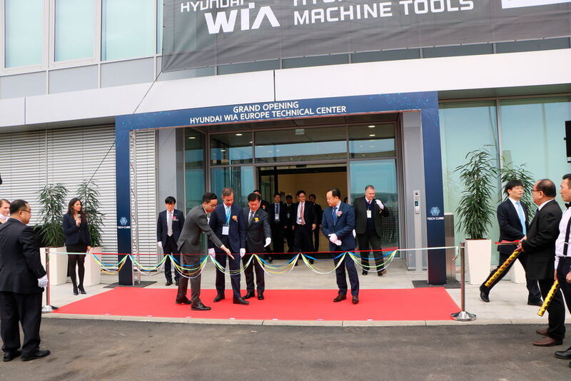 Die Spitze der Hyundai Wia, einige Händler sowie der Bürgermeister bei der offiziellen Einweihung des Tech Cube. (Sonnenberg MM Maschinenmarkt)
