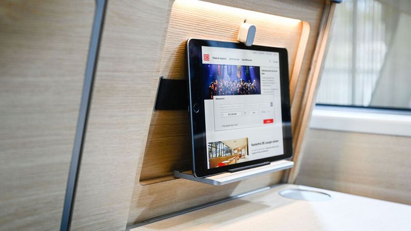 Zum Filme schauen gibt es Tablet-Halterungen in der Rückenlehne. (Bild: Deutsche Bahn AG / Max Lautenschläger)