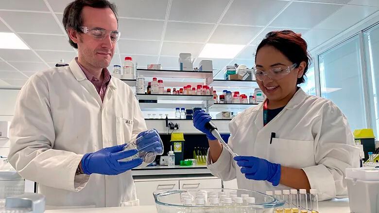 Dr Alex Brogan and Susana conducting research in the lab(Source:  King’s College London)