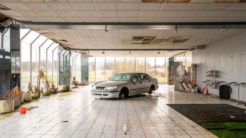 Am Ausstellungsraum ist die Zeit nicht spurlos vorübergegangen. Eindringende Feuchtigkeit reicht einigen Pflanzen zum Überleben. (Bild: Forgotten Buildings)