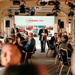 Filippo Baldassari, Managing Director bei TII Scheuerle, erläutert die Entstehungsgeschichte und Zukunftsaussichten des auf 40 Jahre zurückblickenden Erfolgssystems SPMT.(Bild:  TII Scheuerle)