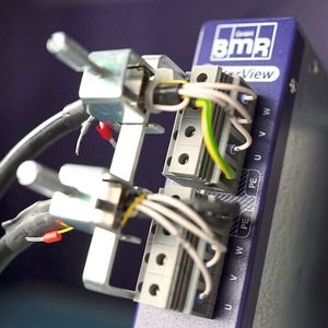 Die Motorphasen laufen über das Gerät, das alle Informationen über Spannungen und Ströme erfasst und speichert, ohne den Ablauf zu beeinträchtigen. (Bild:  BMR)