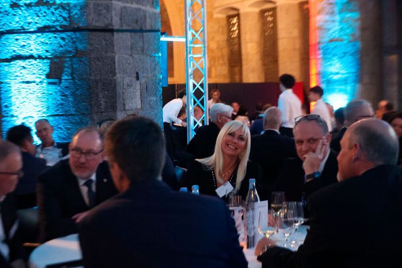 Intensive Gespräche unter den Gästen. Gespannt erwarten alle im Saal die Bekanntgabe der Preisträger. (Bild: Maschinenmarkt/rw)