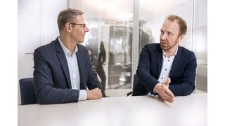 Joachim Dittrich und Marten Klukkert im Gespräch in einem der hochmodernen Besprechungsräume des Customer Development Centers.  (Bild: Dominik Obertreis www.obertreis.de)
