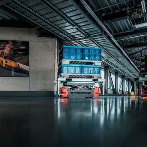 Auch dieser Schnappschuss zeigt ein FTF bei Porsche, wie es über den MHP Fleetexecuter gesteuert, Material in Zuffenhausen zu einem Zielort bringt.(Bild:  MHP)