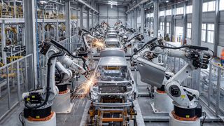 Sicherheitsfunktionen sind künftig von Beginn an Teil der Systemarchitektur. Bei modularen Maschinen oder verketteten Anlagen müssen Schnittstellen, Datenflüsse und Zustände ganzheitlich betrachtet werden. (© benjamin – stock.adobe.com_KI-generiert)  (Bild: )