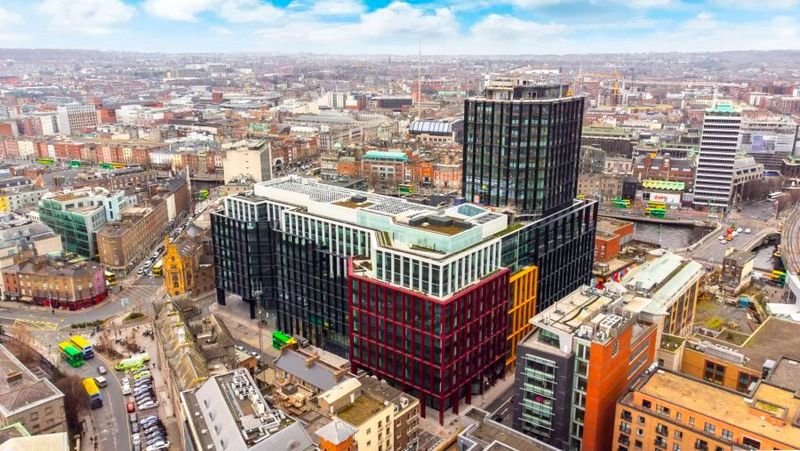 Workday stärkt seine Präsenz in EMEA, u.a. mit einem AI Centre of Excellence am College Square, dem EMEA-Hauptsitz in Dublin. Der Anbieter will hier 175 Millionen Euro investieren.(Bild:  Marlet)