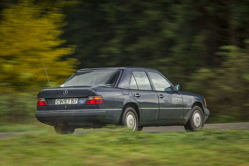 25 Jahre brauchte der Ingenieur, um mit seinem 124er die Marke von einer Million gefahrenen Kilometern zu überschreiten. (Daimler)