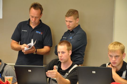 Während der Prüfung verboten, bei der Ausbildungsmesse erlaubt: Diskussionen über die Prüfungsfragen. (Richter)