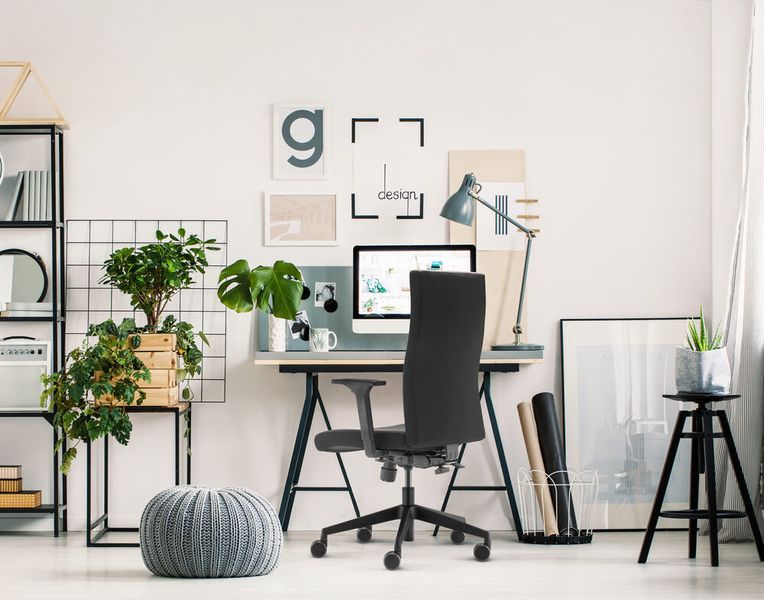 Das Drehstuhl-Modell To-strike Comfort eignet sich gut fürs Büro in den eigenen vier Wänden. Als Vollpolstermodell lässt er sich in die Wohnumgebung integrieren und unterstützt die Arbeitseffizienz positiv. Außerdem hat er sich im Test als rückenfreundlich und leicht aufbaubar erwiesen.  (Dauphin/Katarzyna Bialasiewicz Photographee.eu)