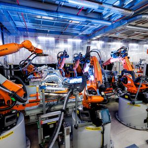 AI-supported quality inspection in the body shop in Neckarsulm: "Weld Splatter Detection" uses image-processing AI to detect metal deposits on the underbody.(Image: Audi AG)