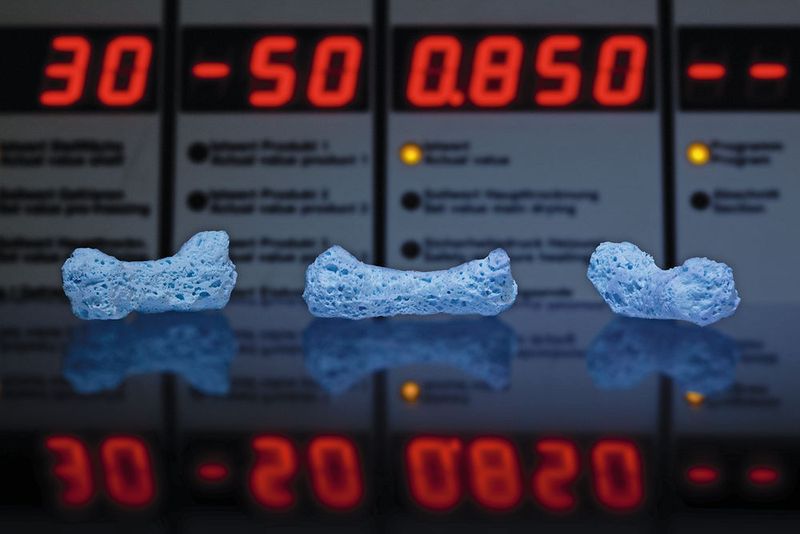 Biologischer Leichtbau für den Patienten: Am Fraunhofer-Institut für Keramische Technologien entstehen beispielsweise geschäumte Daumenknochenimplantate. (Bild: Fraunhofer IKTS)