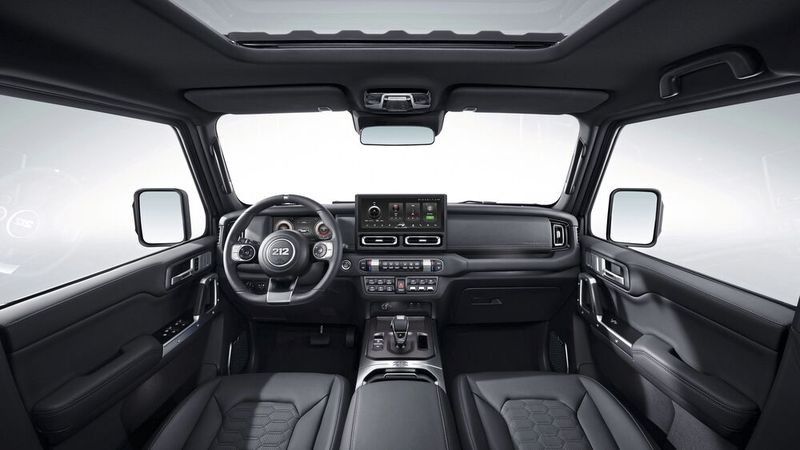 Das Cockpit wird dominiert von einem großen Touchscreen, der flankiert ist von zahlreichen Schaltern. (Bild: Indimo)