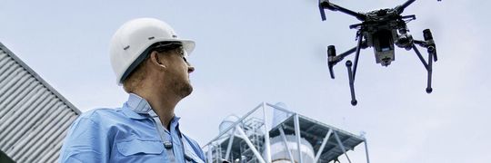 I droni vengono sempre più utilizzati dalle aziende del settore chimico e della trasformazione chimica per il monitoraggio all'aperto di impianti, fughe di gas o emissioni, poiché sono in grado di raggiungere piattaforme in quota.(Fonte: Thyssenkrupp Industrial Solutions)