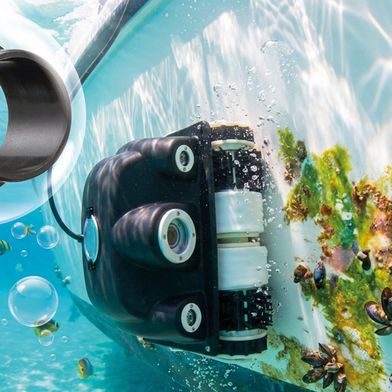 Damit Bootsrümpfe sauber bleiben: Der Unterwasserroboter KeelCrab nutzt schmierfreie Polymerlager von igus für einen wartungsarmen und korrosionsfreien Einsatz im Salzwasser.  (Bild: Igus SE & Co. KG / KI-unterstützt)