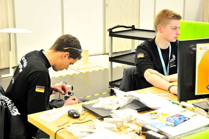 Ebenfalls als Team traten in der mobilen Robotik Christoph Berling und Steffen Ellerbrake an. (Schmidt/»kfz-betrieb«)