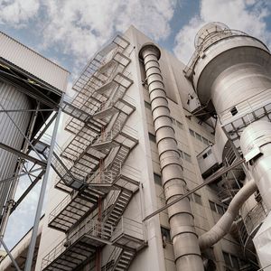 In einem solchen Sprühturm konnte Henkel den Energieverbrauch eines schon weitgehend optimierten Verfahrens abermals senken.(Bild:  Schneider Electric)